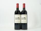 deux bouteilles de vin posées sur une table