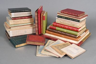 plusieurs livres empilés sur une table