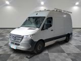 une camionnette blanche garée dans une pièce