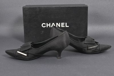 CHANEL Paire d'escarpins à bouts pointus en cuir et tissu no…