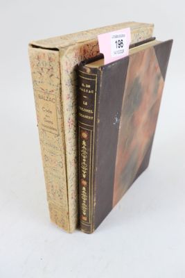 deux livres posés l'un sur l'autre sur une table