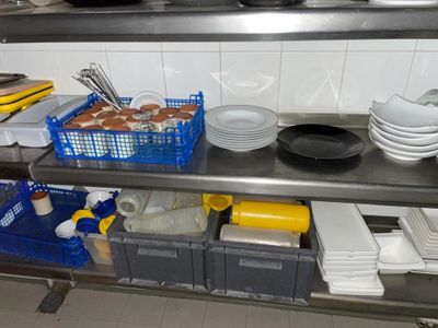 de nombreux plats et casseroles sur l'étagère de la cuisine