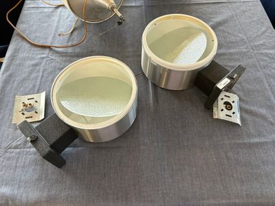 deux lampes posées sur une table recouverte d'une nappe