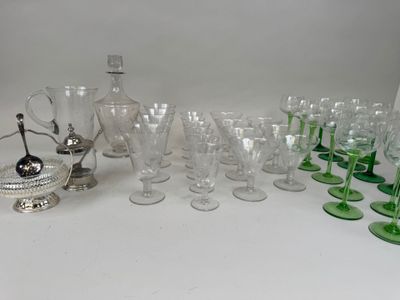beaucoup de verres et un pichet sur la table