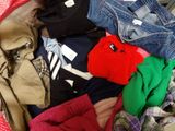 un tas de vêtements qui traîne dans une valise