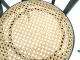 une photo d'une chaise en osier dont l'assise est trouée