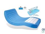 un fauteuil bleu et blanc sur lequel est posé un clavier