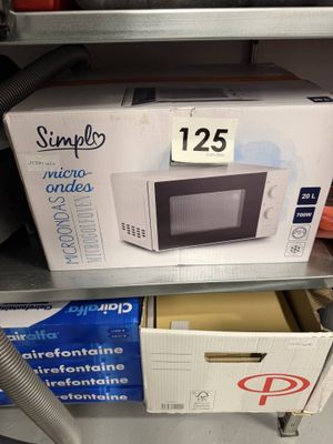 un micro-ondes posé sur une étagère dans un magasin
