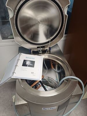 une machine posée sur une table
