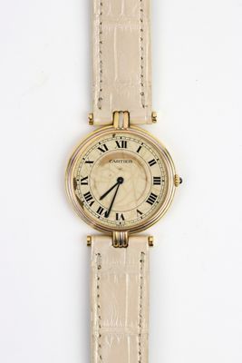 une image d'une montre-bracelet avec des chiffres romains sur le cadran
