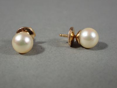 Paire de clous d'oreilles ornés d'une perle de culture, avec…