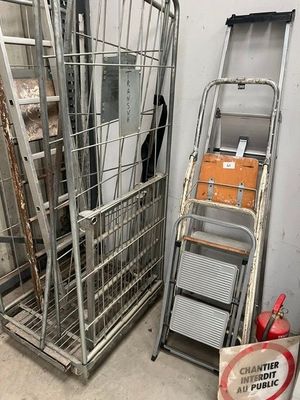 une grande cage métallique avec une échelle à côté