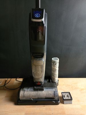 un aspirateur posé sur une table en bois