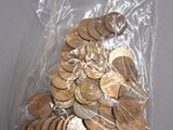 un sac rempli de pièces de monnaie posé sur une table