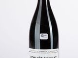 la bouteille de vin est posée sur la table à côté du verre