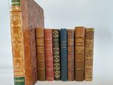 plusieurs livres sont empilés sur une surface blanche