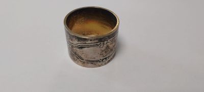gros plan d'une coupe en argent sur une surface blanche