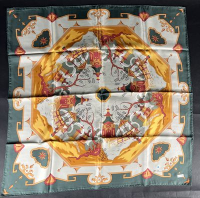 ARCO à PARIS. Réunion de 2 carrés en soie imprimés