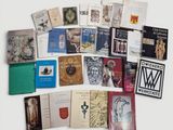 beaucoup de livres posés sur une table