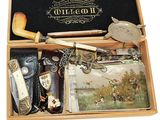 une boîte en bois contenant divers objets, tels qu'une pipe, un couteau, un portefeuille et d'autres objets