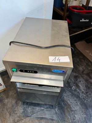 une machine posée sur un comptoir