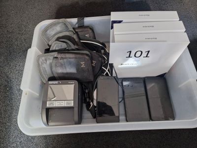un conteneur contenant de nombreux appareils électroniques