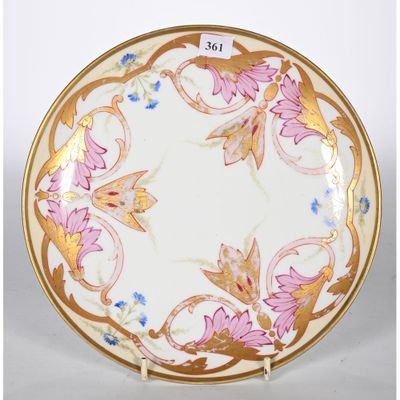 un gros plan d'une assiette décorée de fleurs, posée sur un support
