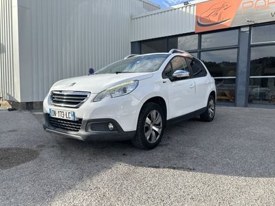 une voiture blanche garée devant un immeuble, devant un immeuble