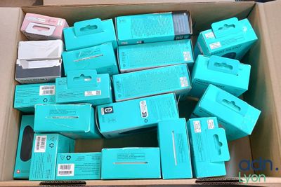 beaucoup de boîtes bleues qui se trouvent dans une boîte