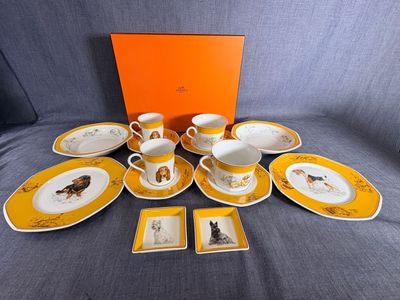 de nombreuses assiettes et tasses ornées d'animaux