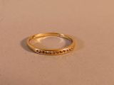 l'image d'une bague en or ornée de diamants