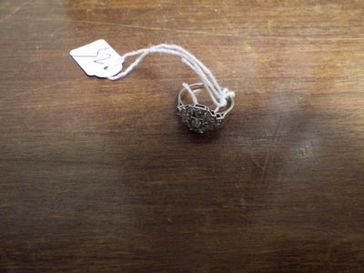 un sachet de thé posé sur une table en bois, avec une étiquette accrochée dessus