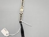 un gros plan d'un bracelet noir et blanc muni d'une étiquette