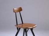 une image représentant une chaise en bois avec des pieds noirs et une assise en bois