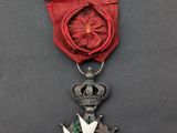 un gros plan d'une médaille entourée d'un ruban rouge