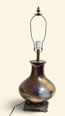 une lampe posée sur une table à côté d'un mur