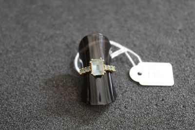 une bague posée sur une table avec une étiquette de prix