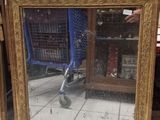 un grand miroir posé par terre dans un magasin