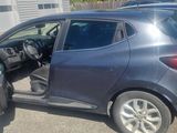 des voitures garées sur un parking, avec un parcmètre devant elles