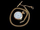 une image représentant une montre de poche en or avec une chaîne, sur fond noir