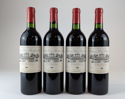 trois bouteilles de vin sont alignées sur une surface blanche