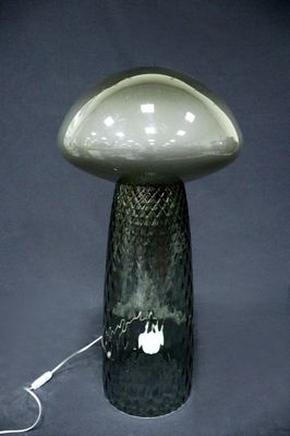 une image représentant une lampe de table en forme de champignon, avec un cordon d'alimentation branché dessus