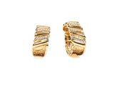une paire de boucles d'oreilles en or et diamants sur fond blanc