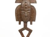 une image d'une sculpture en bois représentant un oiseau sur un support