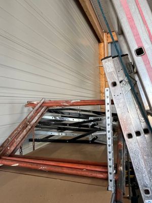 une échelle appuyée contre un mur dans un garage