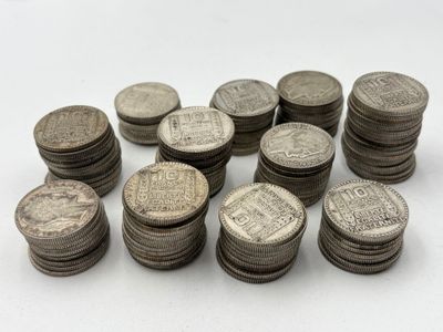 un lot de pièces de monnaie posées sur une table