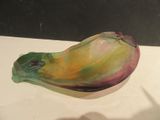 un saladier en verre coloré posé sur une table blanche