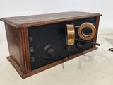 une radio à l'ancienne posée sur une table