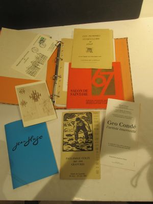 beaucoup de livres posés sur une table, à côté d'un ordinateur portable