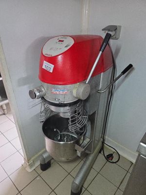 un mixeur rouge dans un coin de la cuisine